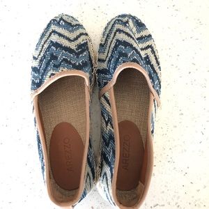 NWOT NAVY BLUE SHOES SIZE 6